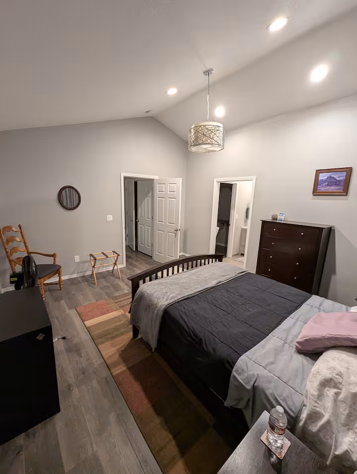 Bedroom 1 image 2