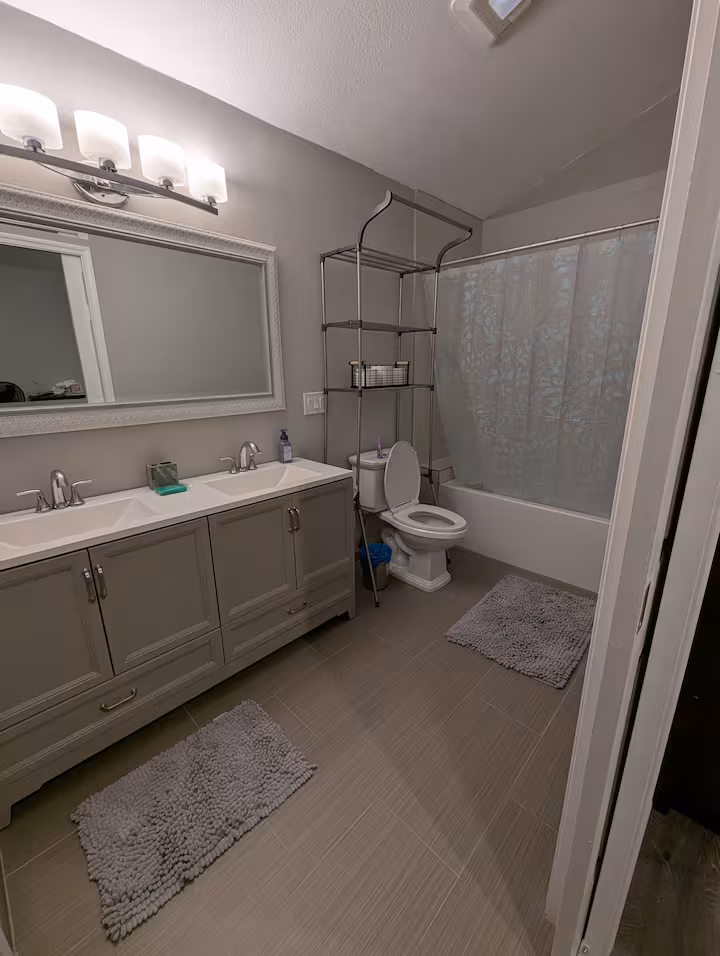 Full bathroom 1 image 2